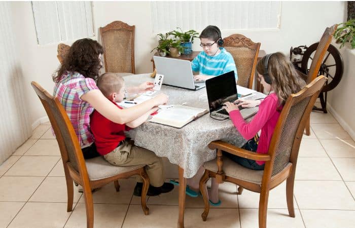 l'home schooling sta diventando sempre più popolare