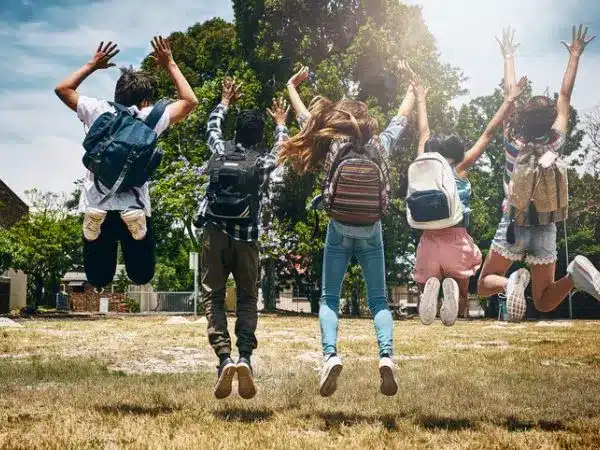 Ragazzi felici prima di partire per la vacanza studio