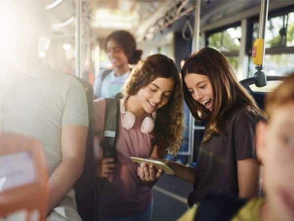 Due ragazze in autobus